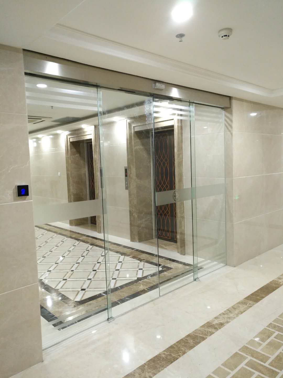 自動感應(yīng)門在下雨天使用時一定要斷電！